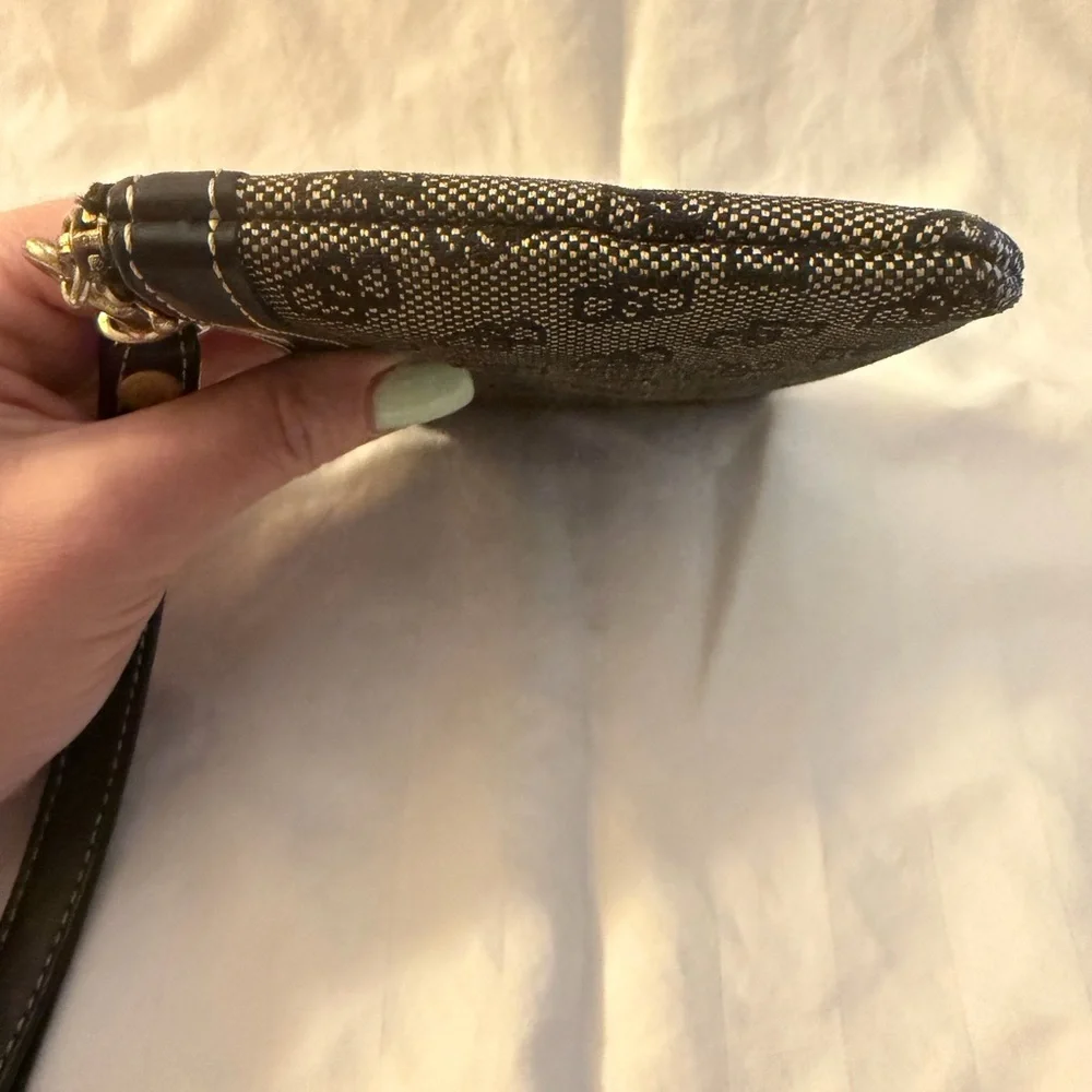 Dooney & Bourke chic pre